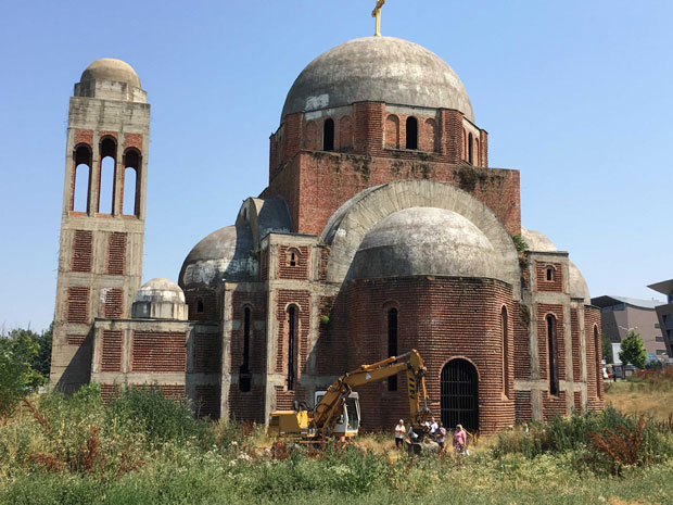 Почела ископавања код храма Христа Спаса у Приштини: Траже масовне гробнице 