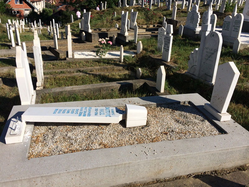 Осумњиченима за скрнављење гробља на Бајрам 30 дана притвора