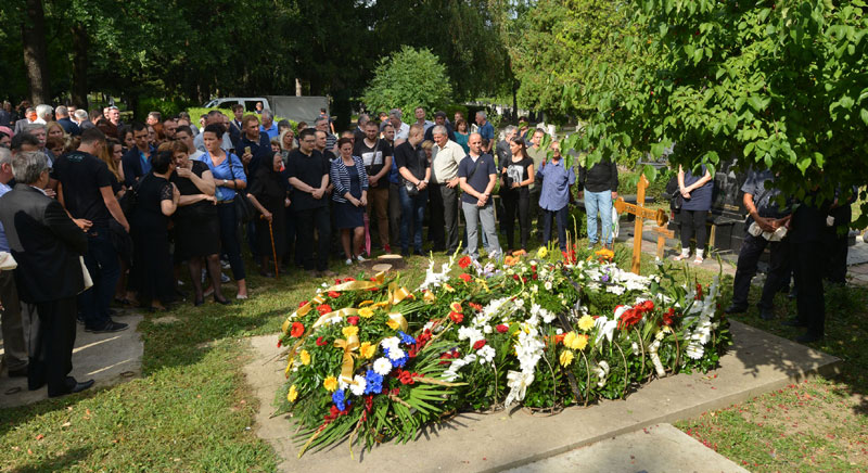Секулић: Данас одлази велики човек који је волео људе, ценио јунаке и сам био јунак