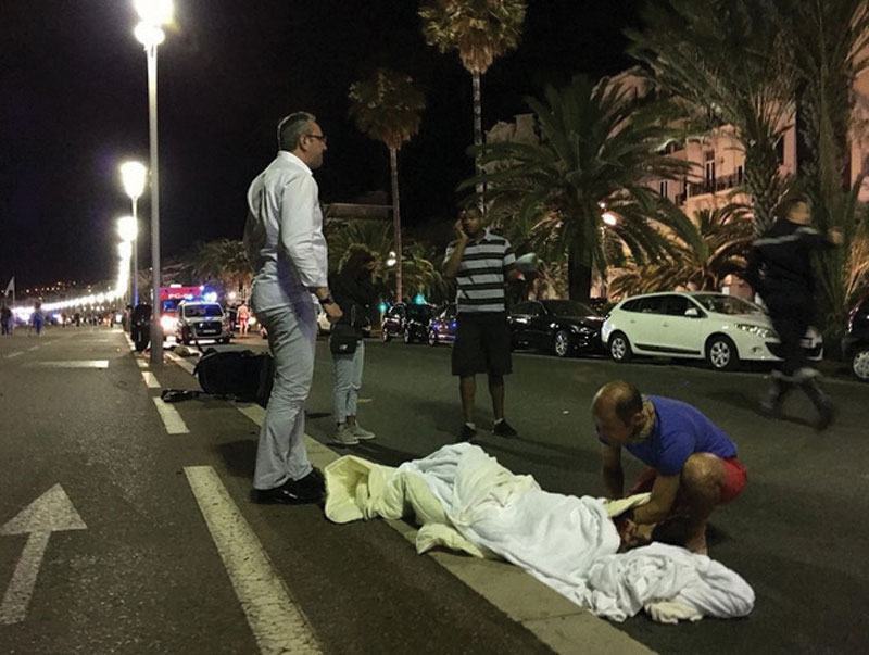 СТРАВИЧНИ ПРИЗОРИ У НИЦИ:  Преплашени родитељи бацали децу преко ограде да би их спасли