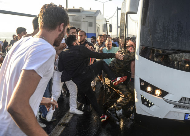 ВЕЛИКО ЧИШЋЕЊЕ У ТУРСКОЈ: Приведено 6.000 људи после неуспелог пуча