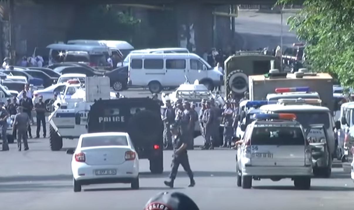 ТАЛАЧКА КРИЗА У ЈЕРЕВАНУ: Специјалци ослободли два човека, отмичари и даље у згради полиције (ВИДЕО)