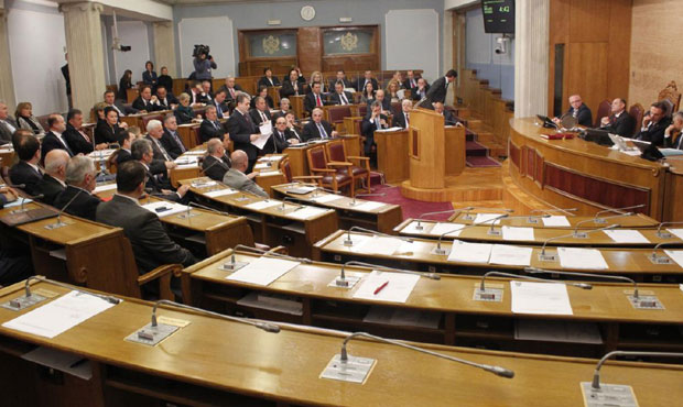 Протест ДФ испред Скупстине која укида имунитет његовим посланицима