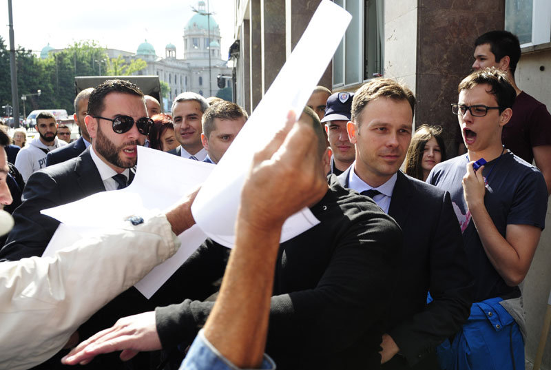 МУП о протесту пред Скупштином града: Кривичне пријаве због напада на Малог (ВИДЕО)