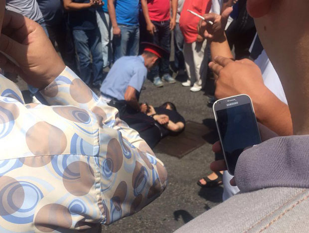 ТЕРОРИСТИЧКИ НАПАД У КАЗАХСТАНУ: Четири полицајца убијена, седам особа се бори за живот (ВИДЕО)