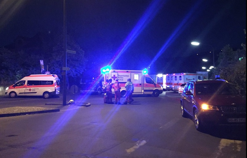 ЈЕЗИВО: Малолетни Авганистанац уз повик Алаху екбер секиром повредио најмање 15 особа!
