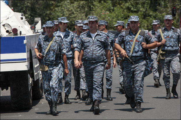 Пет полицајаца у Јерменији и даље таоци