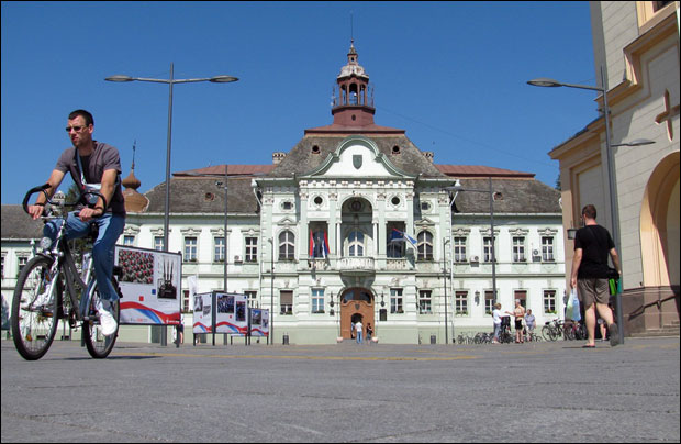 Запослени пландују, а хонорарци раде