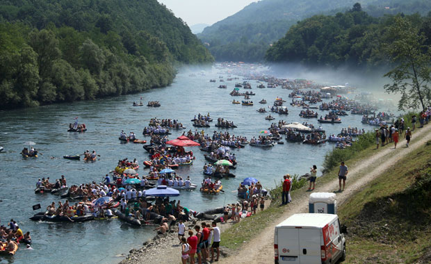 ДРИНСКА РЕГАТА: Највећи карневал на води