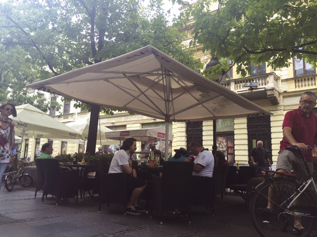 ИЗДАЦИ ЗА ВЛАСНИКЕ КАФИЋА: Милион динара за сунцобран