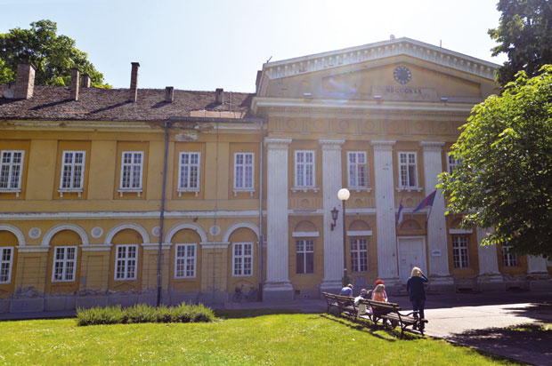 БОЛНИЦА ИЗНАЈМИЛА МРТВАЧНИЦУ: Наплаћују изношење покојника из собе!