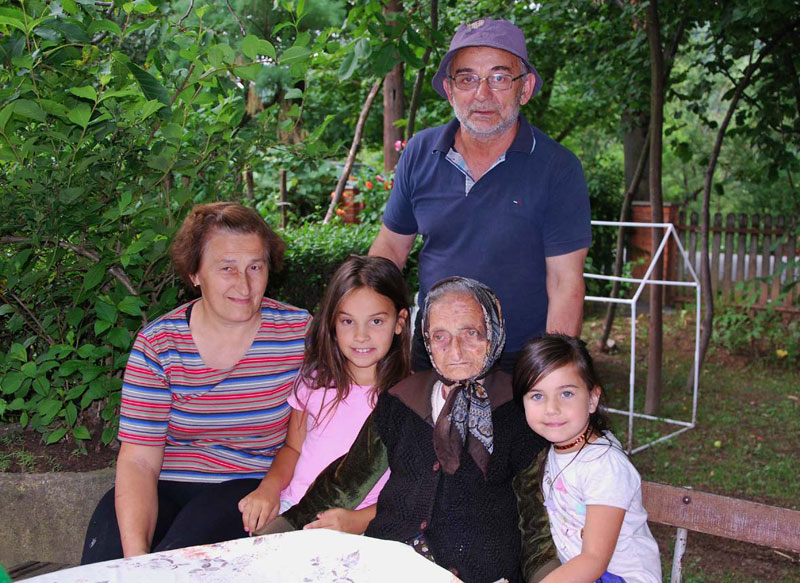 У 94. чита и плете без наочара: Даринки је само старост тегоба