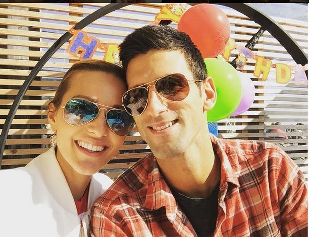 ЉУБАВНА ИДИЛА У ШПАНИЈИ: Ђоковићи уживају загрљени на плажи (ФОТО)