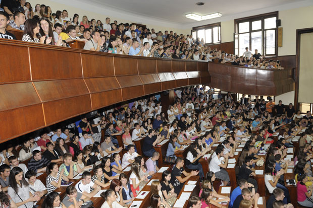 Академци као партијци