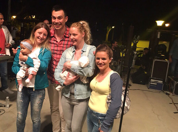 И бебе слушале Жељка