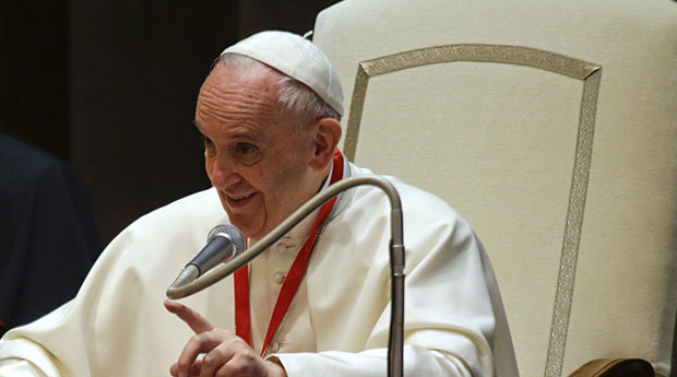 Папа осудио политику спасавања банака а не људи у невољи