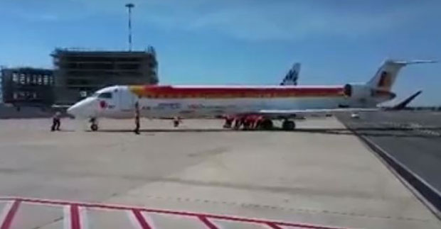 Радници аеродрома гурали авион до писте (ВИДЕО)

