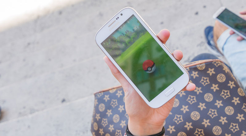 Девојчица (13) подлетела под ауто играјући покемоне