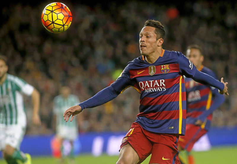 Бешикташ: Коларов не, Адријано да