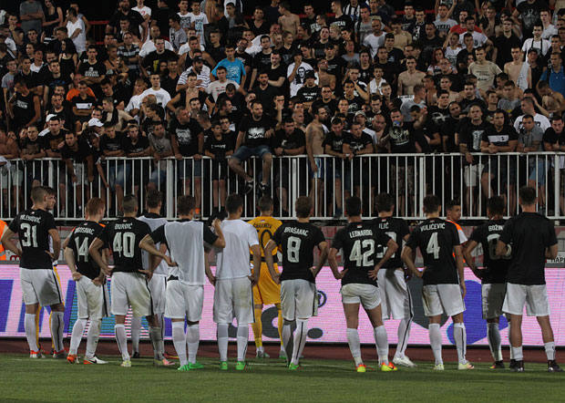 ВИДЕО: Навијачи постројили фудбалере Партизана