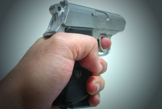 Пијан чистио пиштољ, па ранио супругу