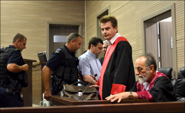 Због ношења српске заставе добили условно четири месеца затвора!