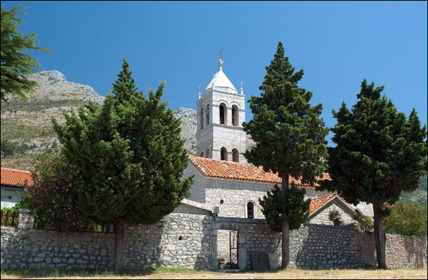 ИНЦИДЕНТ У ДРЕВНОМ МАНАСТИРУ: Фреске прекречила у црвено!