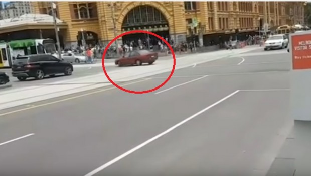 СТРАВИЧНО: Аутомобилом газио људе и децу, најмање троје мртвих, преко 20 повређених! (УЗНЕМИРУЈУЋИ ВИДЕО)