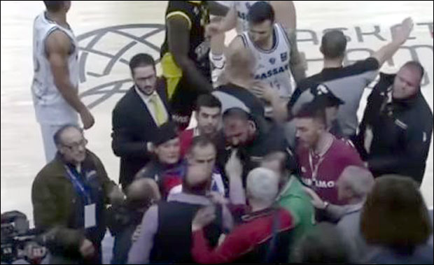 ВИДЕО: Сукоб “храброг” навијача и Рока Укића током меча