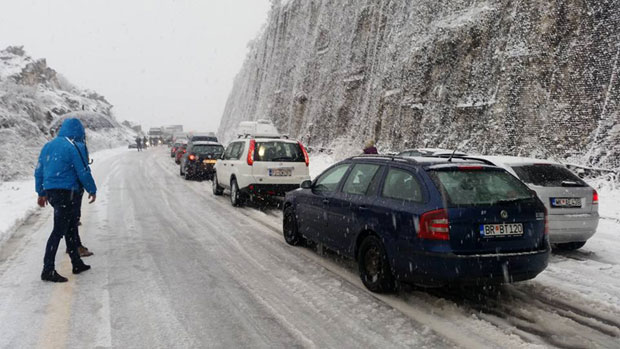 Снег блокирао саобраћај