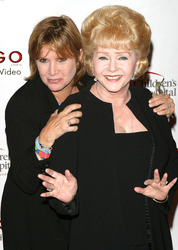 ТУГА: И Кери почива уз мајку