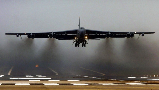 Америчком бомбардеру отпао мотор усред лета