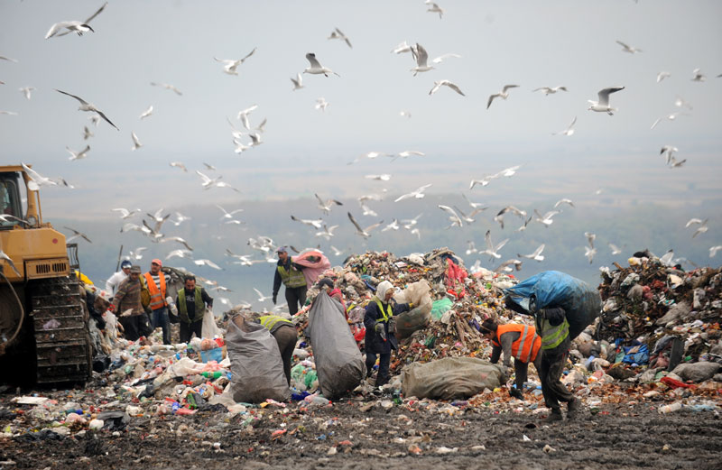 УЖАС У ВРЊАЧКОЈ БАЊИ: Пронађена мртва беба на депонији, нашли је “рециклери”
