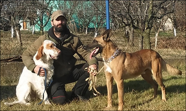 Дресира псе и чува их у пансиону