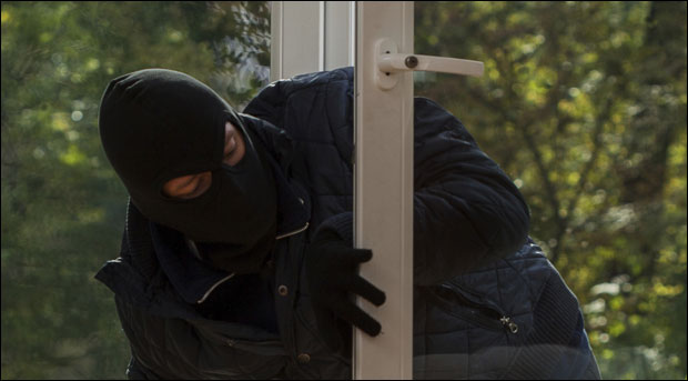 Украли касу, па је оставили јер нису могли да је отворе