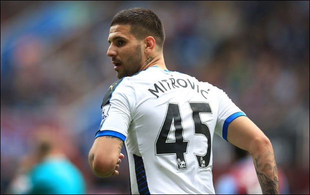 ПЕХ СРБИНА У КУПУ: Митровић теже повређен, изнет са терена у 10. минуту! 