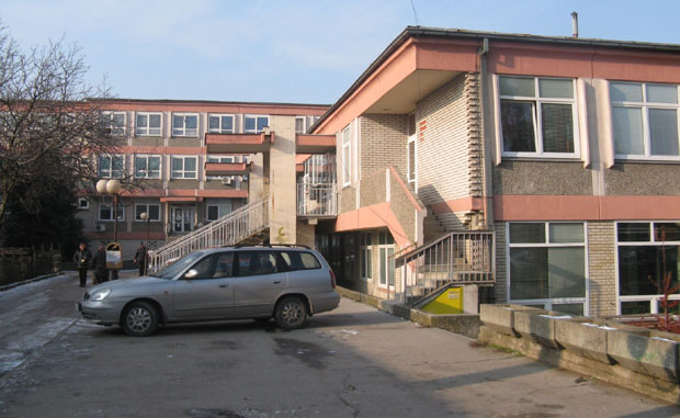 ДРАМАТИЧНА СИТУАЦИЈА: Извршитељи пред вратима Дома здравља у Ћуприји