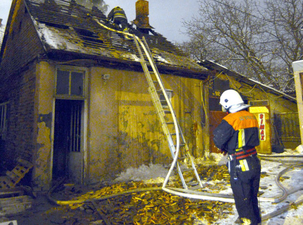 Изгорео магацин са хемикалијама