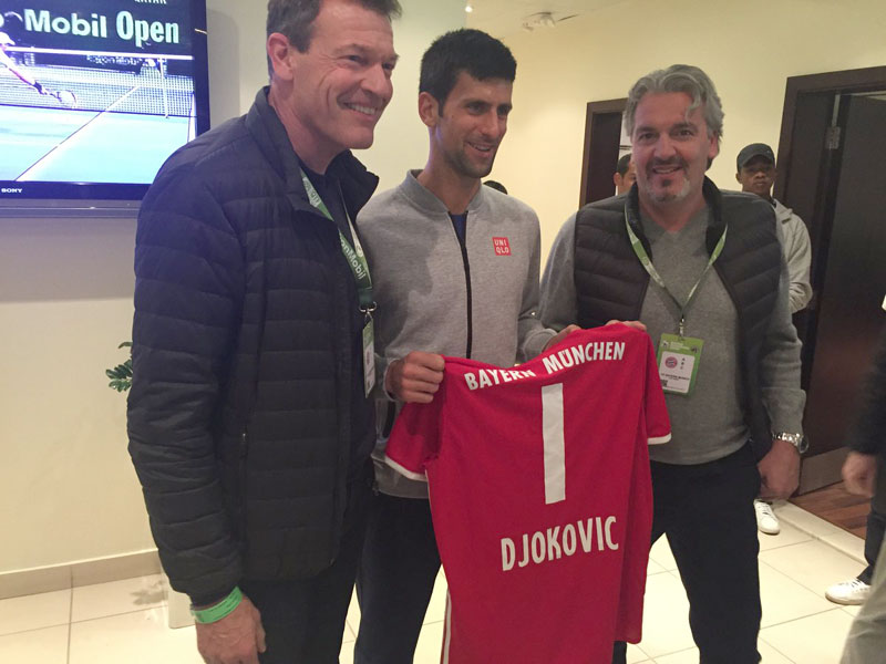 Бајерн поклонио Ђоковићу дрес са бројем један