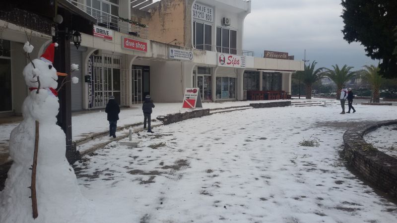 Бар: Снег утростручио посао таксистима