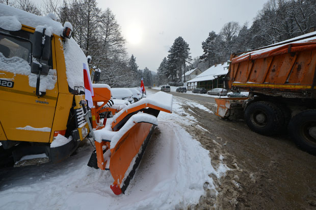 МУП: Из сметова евакуисано 145 људи; Житељи Гуче добили воду