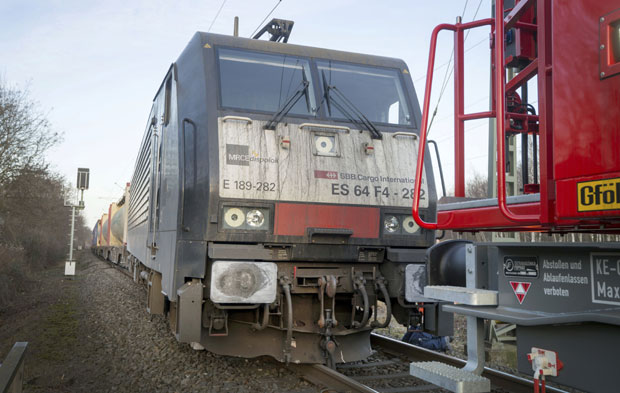 Теретни воз ударио у банкомат на шинама