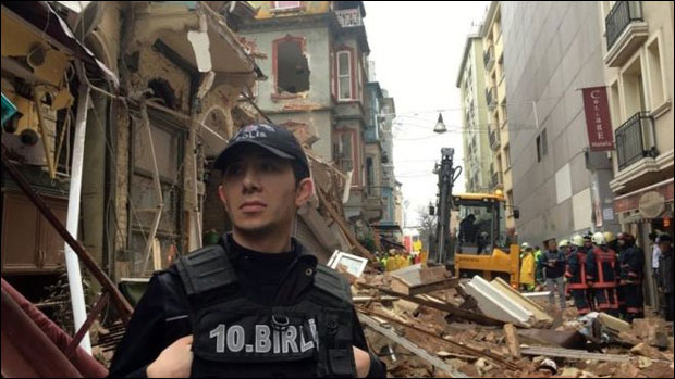 Срушила се вишеспратница у Истанбулу, погинуле две особе, међу страдалима и дечак (ВИДЕО)