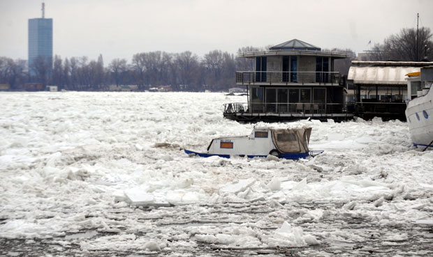 Лед направио лом на Дунаву
