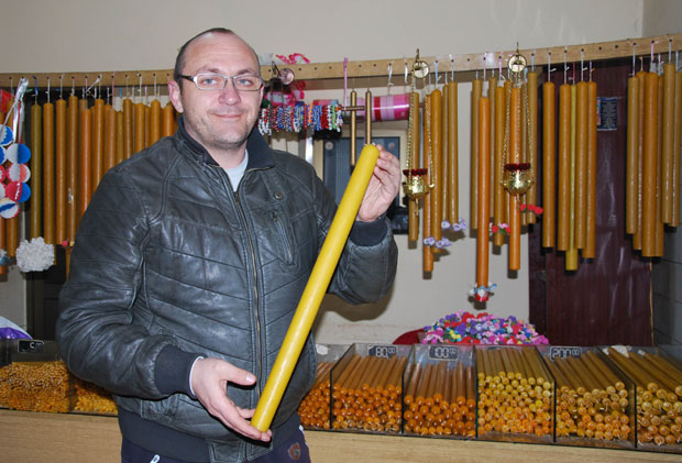 Прави свеће као пре сто година