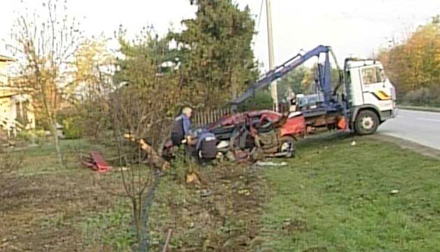 УДЕС У НОВОМ САДУ: Ауди слетео са пута и ударио у дрво, возач погинуо