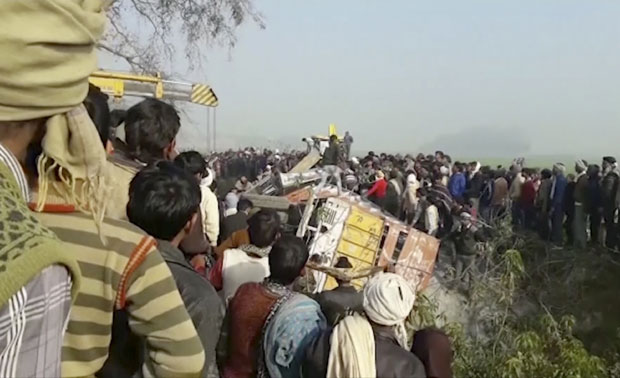 Најмање 24 ученика погинула у судару у Индији