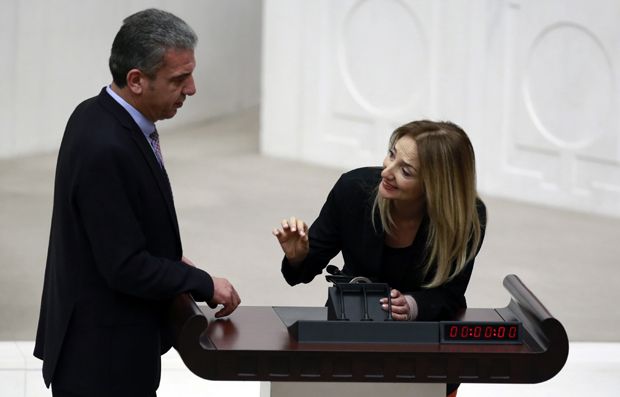 Турска посланица се везала за говорницу из протеста