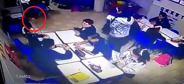 УЗНЕМИРУЈУЋИ ВИДЕО: Ученик упуцао четири особе у учионици, па убио себе 