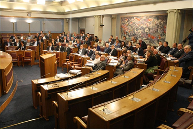 ЦГ: Посланицима плате мање 140 евра!